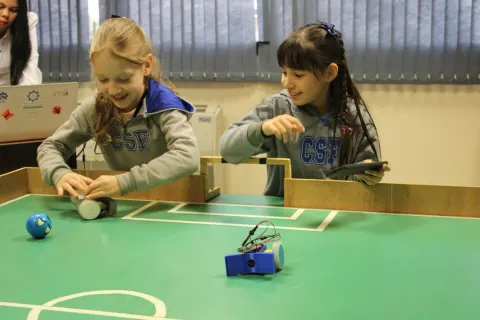 Lanzamiento Torneo Robótica •