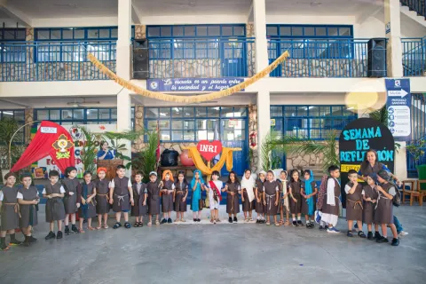 A través de representaciones y parábolas nuestros alumnos nos han guiado en un recorrido lleno de significado, recordand...