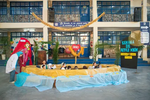 A través de representaciones y parábolas nuestros alumnos nos han guiado en un recorrido lleno de significado, recordand...