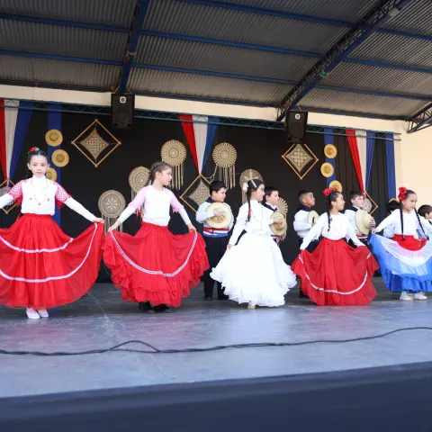 Al ritmo de nuestro folclore Paraguayo