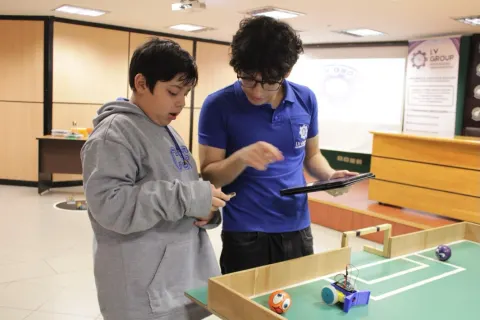 Lanzamiento Torneo Robótica •
