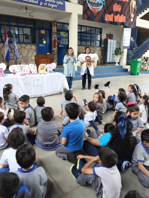 Esta tarde recibimos con mucha alegría la visita de la Dra. Ana Núñez, quien compartió con nuestros niños una entretenid...