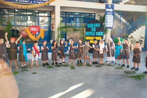 A través de representaciones y parábolas nuestros alumnos nos han guiado en un recorrido lleno de significado, recordand...