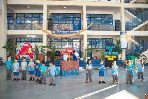 A través de representaciones y parábolas nuestros alumnos nos han guiado en un recorrido lleno de significado, recordand...