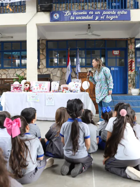 Esta tarde recibimos con mucha alegría la visita de la Dra. Ana Núñez, quien compartió con nuestros niños una entretenid...