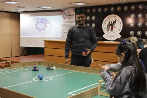 Lanzamiento Torneo Robótica •