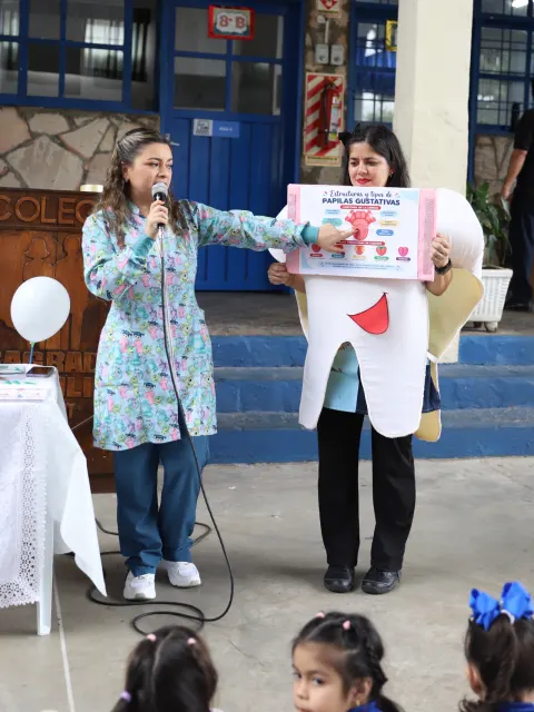 Esta tarde recibimos con mucha alegría la visita de la Dra. Ana Núñez, quien compartió con nuestros niños una entretenid...