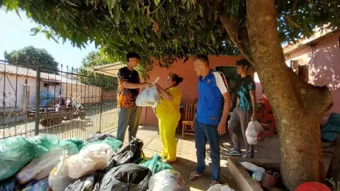 En el marco de las Justas Deportivas , los alumnos realizaron una noble campaña de solidaridad recolectando víveres con…