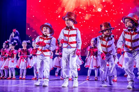 Con mucha emoción celebramos la Clausura de Danza del Nivel Inicial “The Magic of Christmas” Agradecemos profundamente a...