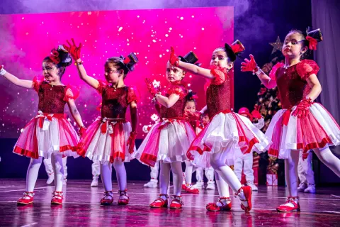 Con mucha emoción celebramos la Clausura de Danza del Nivel Inicial “The Magic of Christmas” Agradecemos profundamente a...
