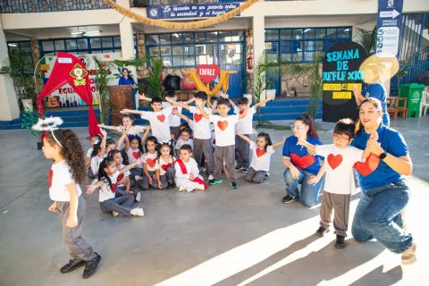 A través de representaciones y parábolas nuestros alumnos nos han guiado en un recorrido lleno de significado, recordand...